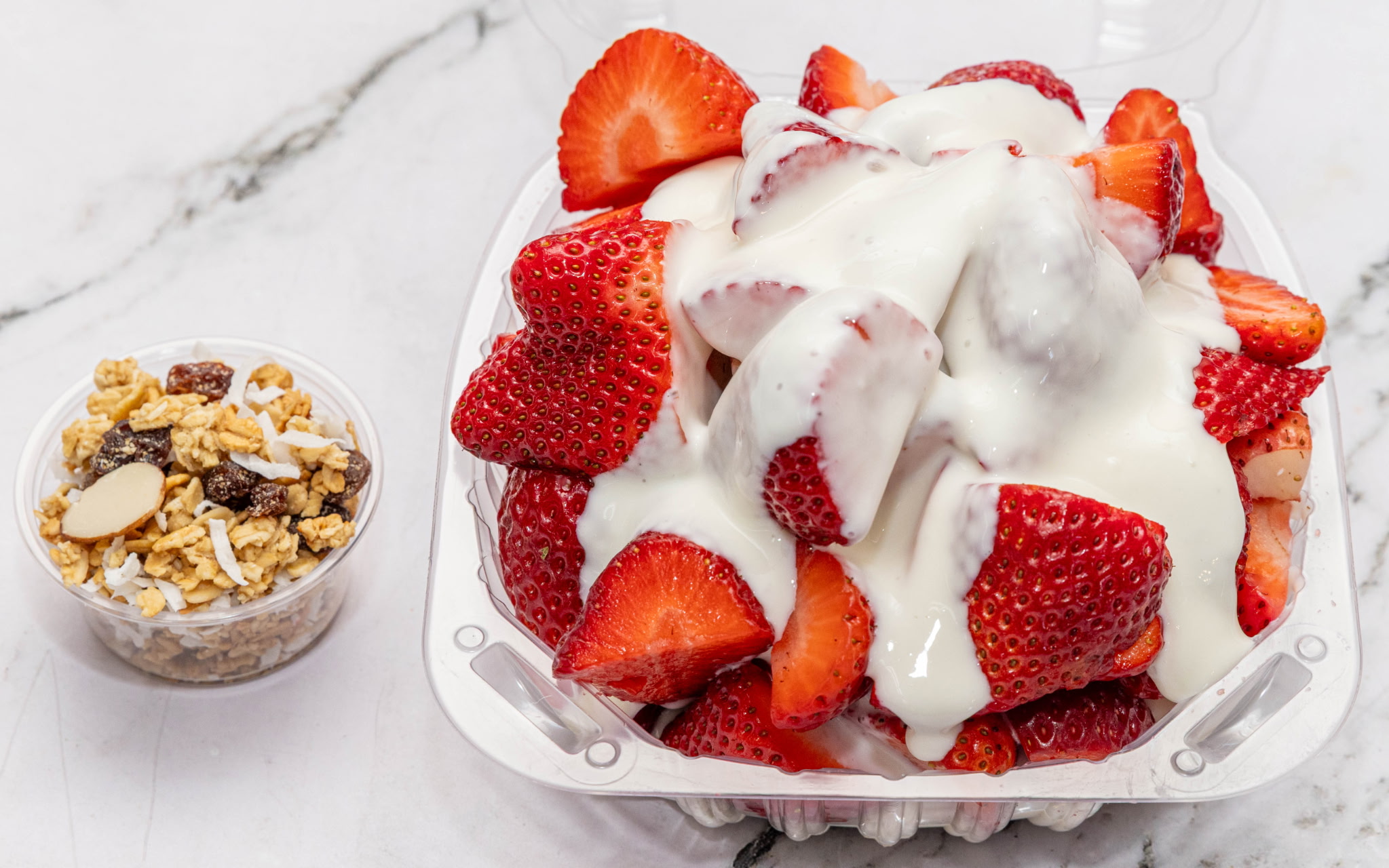 Strawberry bionico with homemade crema