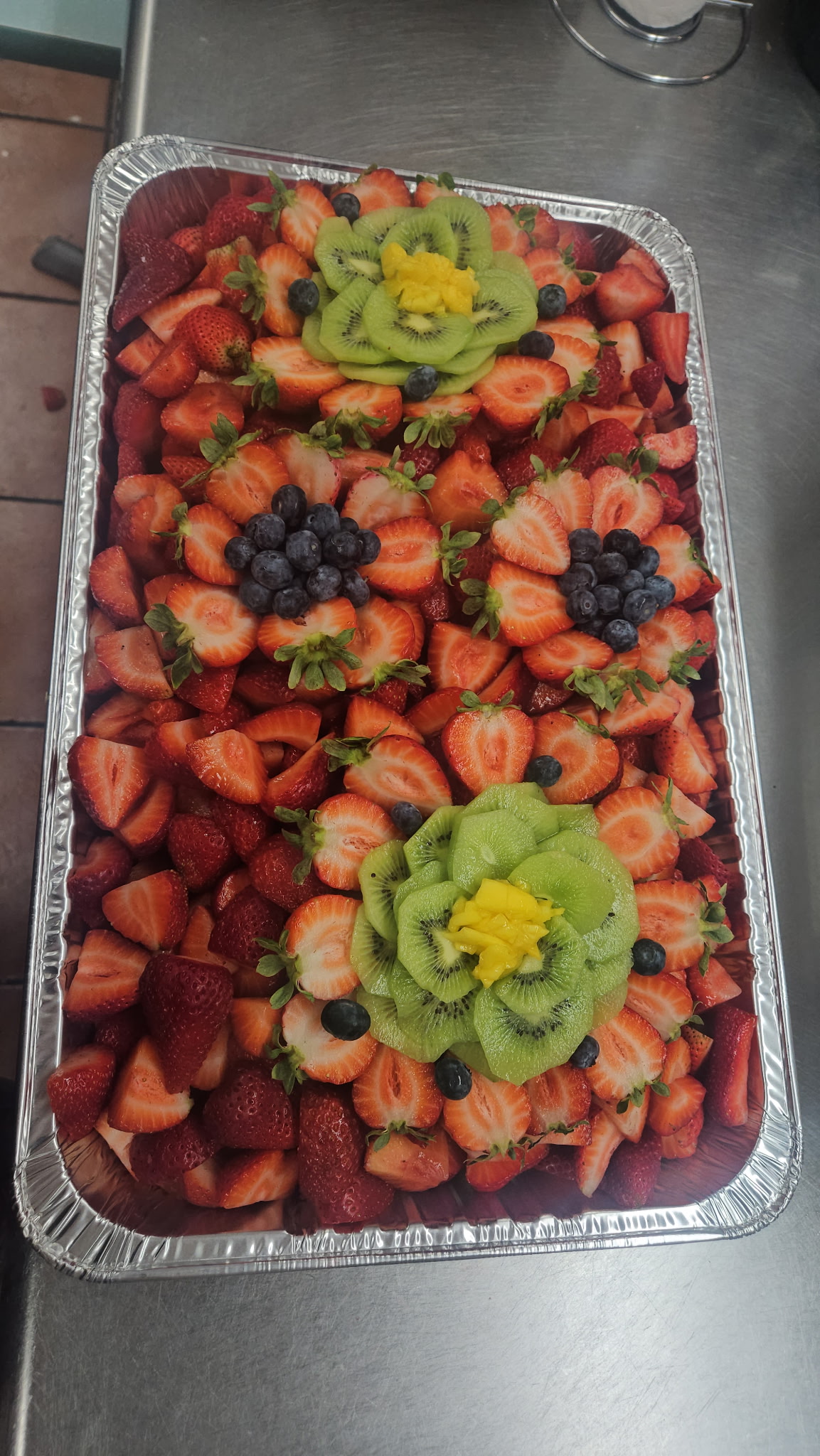 Elegant strawberry and kiwi flower tray