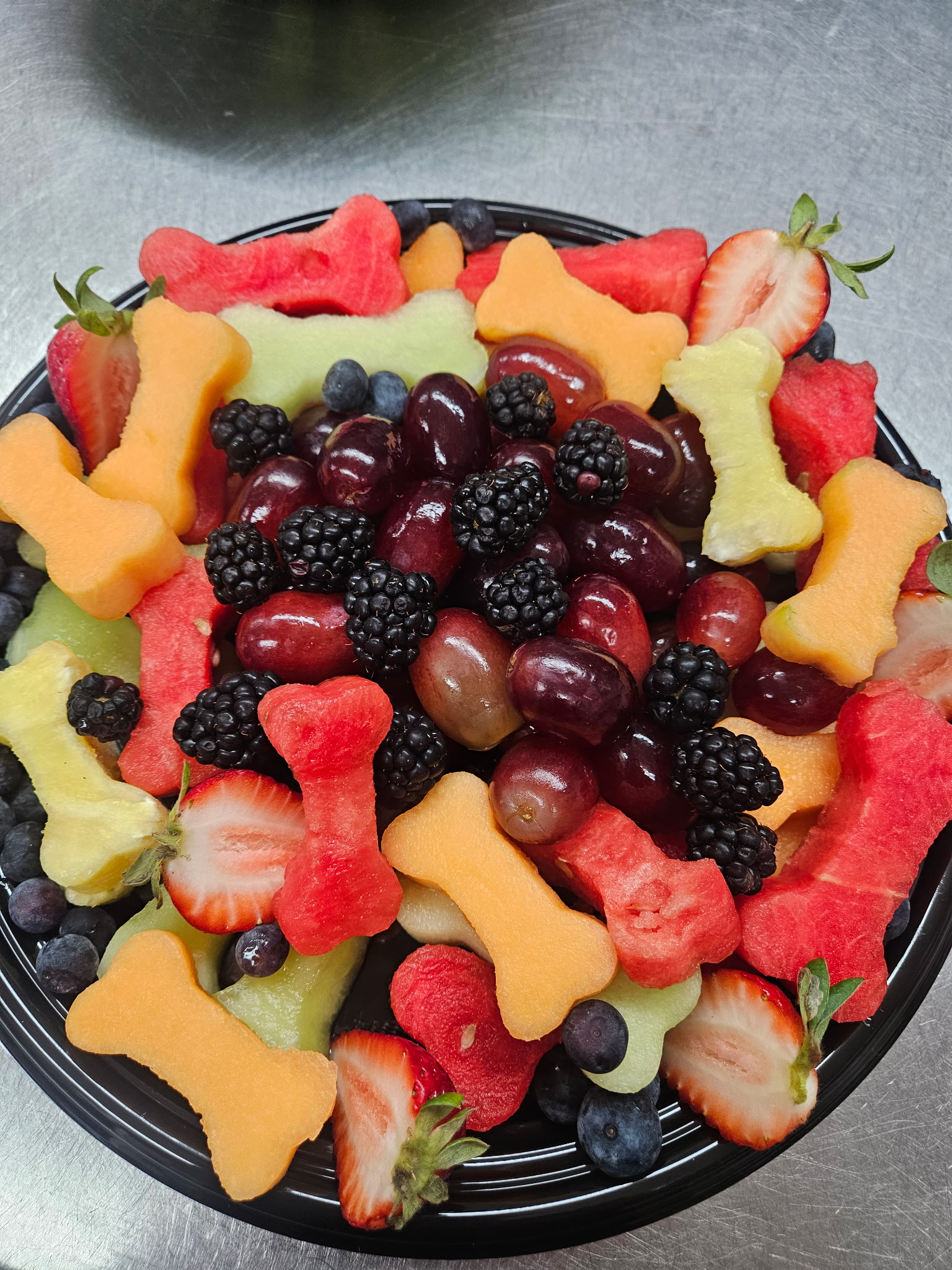 Creative dog bone fruit arrangement