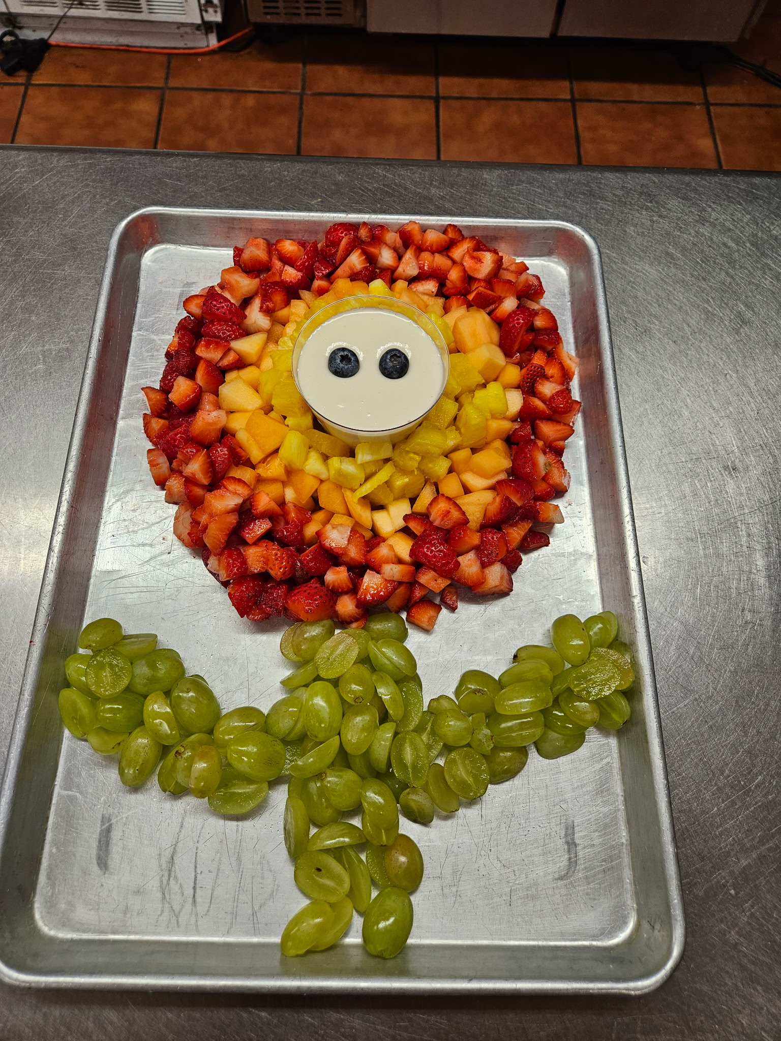 Flower-shaped fresh fruit tray